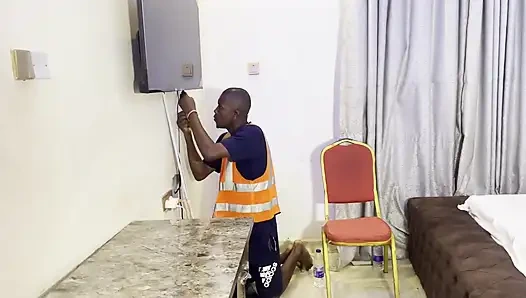 Minyon sahibe tamircisini aradı ve televizyonunu düzeltti ve ona amıyla para ödüyor