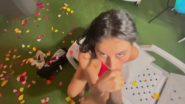 Bana olan sevgisini ilan ediyor ve sonunda sikişiyor ve dölünü içkiyle yutuyoruz.