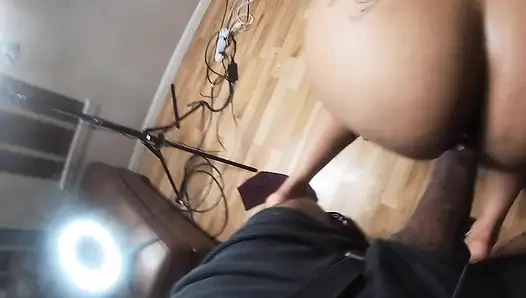 Seksi latin fışkırtıyor ve döl yutuyor
