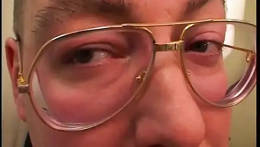 İki yarağa sakso çekiyor ve oyuncağını gevşek amına sokuyor