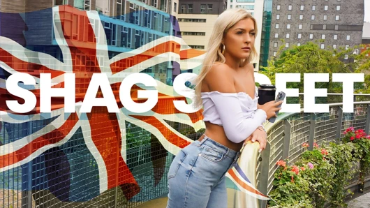 İngiliz orta yaşlı seksi kadın Rhiannon Ryder yabancıyla tanışıyor ve onu yarağına susamış ağzına boşaltıyor - shag street