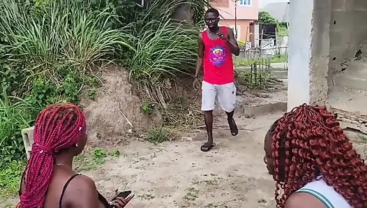 Erkek kankamı yarım kalmış bir binada beni sikmesi için sikiyorum