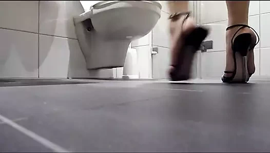 Otelde yüksek topuklu tırmalama