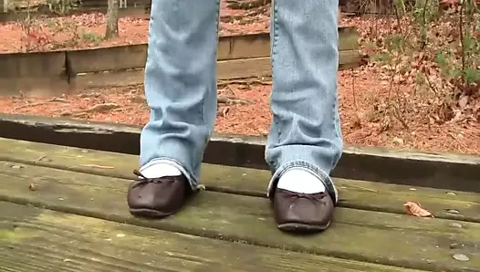 Kat kahverengi babetler ve beyaz çoraplarla dans ediyor.