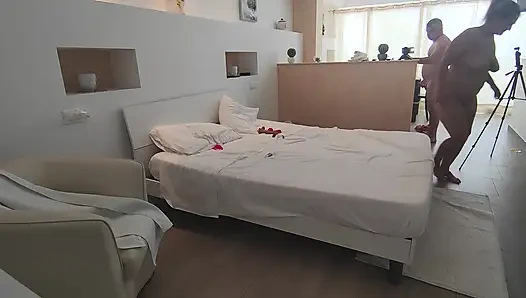 Tatilde üvey anne aldatılan kocasını beklerken üvey oğlu tarafından sikiliyor.