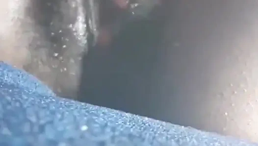 Une chatte sexy et mouillée excitée dégouline