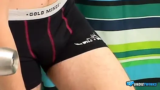 Undietwinks bryce corbin undietwink duş alıyor ve ıslak külota boşalıyor