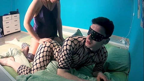 MİLF lanet adam içinde maske, vücut ağ tarafından yapay penis ve kayış-gerçek