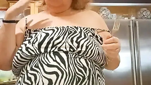 Akşam yemeği için domuz pirsingi pişiriyorum ve pişirirken teşhir ediyorum