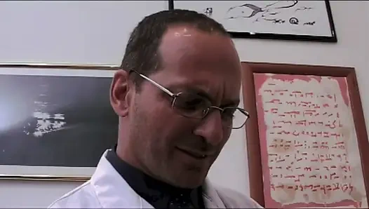 Azgın Hasta Doktorunun Sert Penisini Alıyor