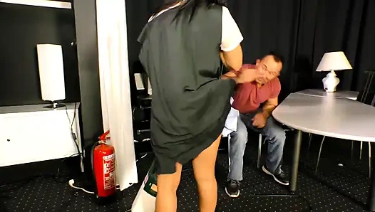 Güzel götlü seksi orta yaşlı seksi kadın ıslak amından sikiliyor