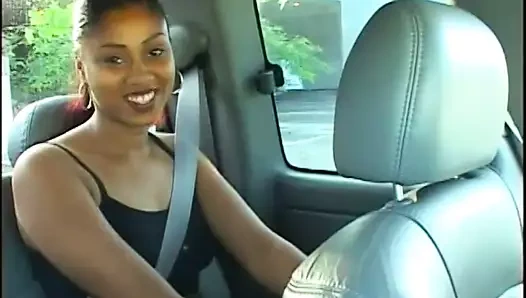 Siyah adam güzel bir siyah kızın kıllı amını yiyor