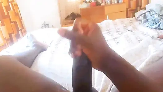 Genç kız yatmadan önce porno izliyor ve mastürbasyon yapıyor