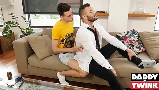 Daddyontwink kaslı david lee darin boswell'in azgın deliğini sikiyor