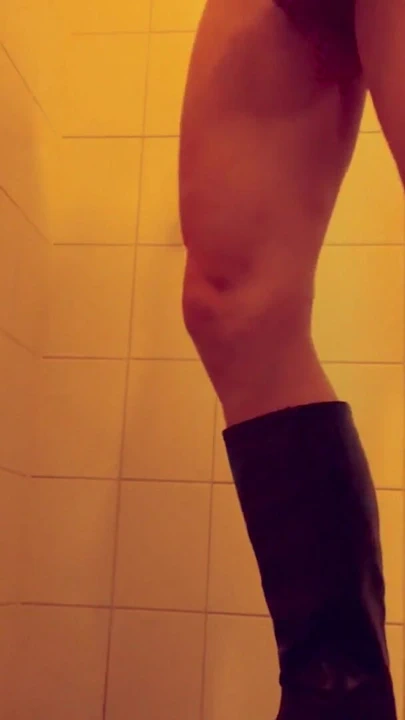 Bekaret kölesi ilk kez bir kateter alıyor ve kendi çişini içmek zorunda | Klip 1