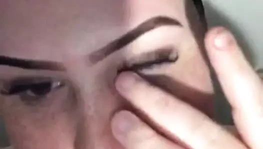 İri güzel kadın büyük göğüslerini gösteriyor