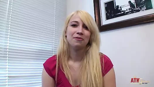 Minyon genç kız üvey erkek kardeşinin arkadaşıyla sikişiyor