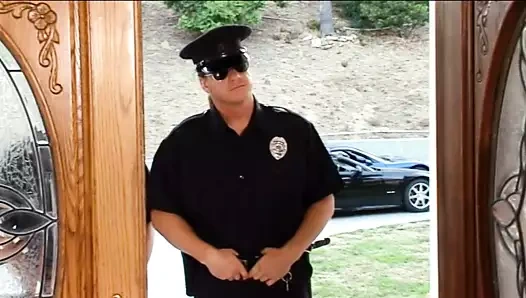 İtaatkar sarışın odanın dışında bir adamın sikini emmek için yapılır