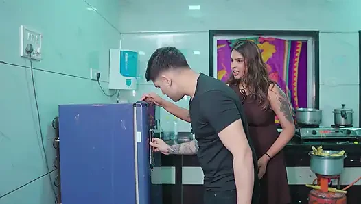 Hintli kız üvey erkek kardeşiyle mutfak alanında çok sert sikişiyor net Hintçe ses