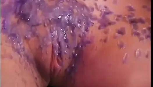 Lateksli iki sarışın sahibe genç köle kıza ateşli mum ağdası döküyor