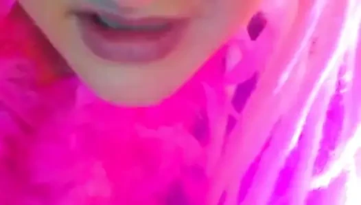 Elimde boşal ve küçük kadın kılıklı bir kaltak gibi sürtün