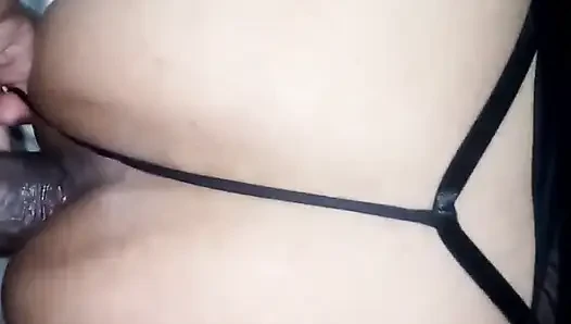 Ucuz sürtük yarağımı emiyor ve sonunda büyük vajinasını sikiyorum