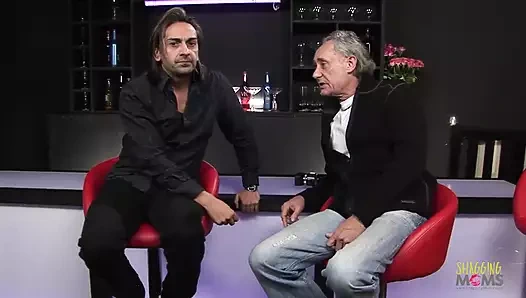 İki adam sarışın orta yaşlı seksi kadını spermleriyle dolduruyor ama sadece sert bir üçlü sikişten sonra