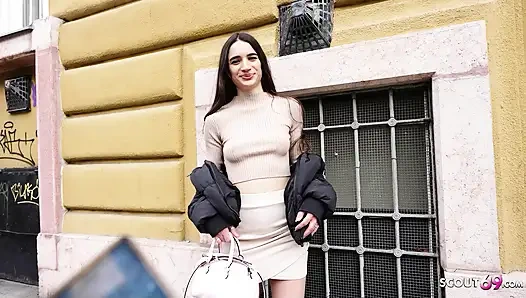 Alman izci - zayıf Fransız kız Candie Luciani için göz devirme orgazmı oyuncu seçmelerinde sikişiyor