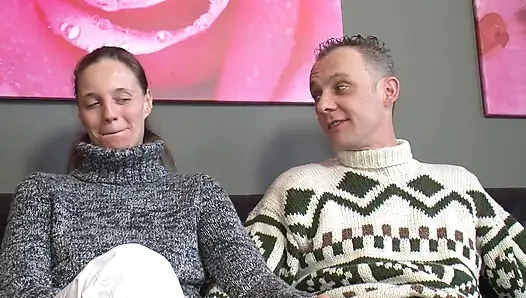 Azgın kadın sırayla iki yarak emiyor