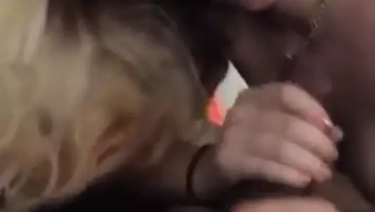 Büyük zenci yarağı sakso çekiyor