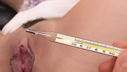 Ateşli Japon iki azgın adamla sikişiyor