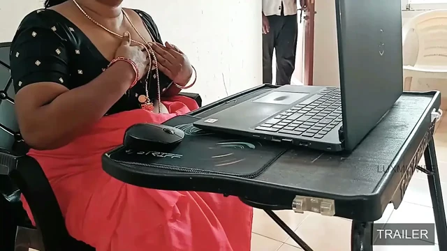 Üvey erkek kardeşim çevrimiçi görüşme sırasında beni sikiyor