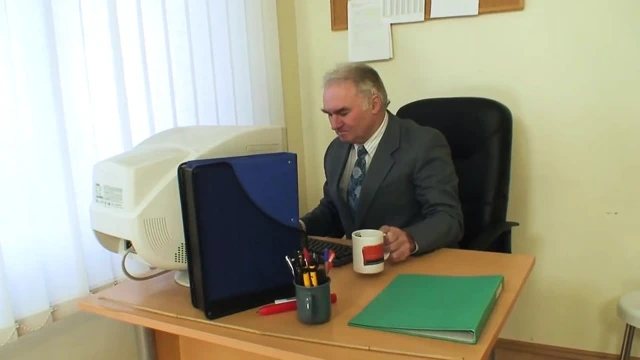 Komşu genç kız yaşlı bir çift tarafından sikiliyor