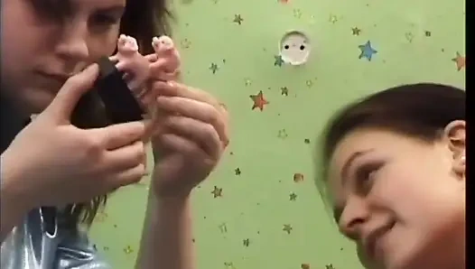 İki azgın genç lezbiyen büyük meme uçlarını yalıyor ve kıllı amına mastürbasyon yapıyor