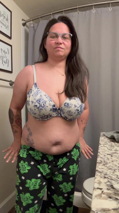 Раздевается перед душем