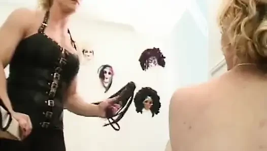 Baskın sarışın mutfakta itaatkar orta yaşlı seksi kadına işkence ediyor