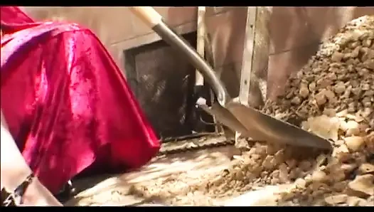 Audrey büyük bir dildo emerken götten sikiliyor ve sonra dölle besleniyor.