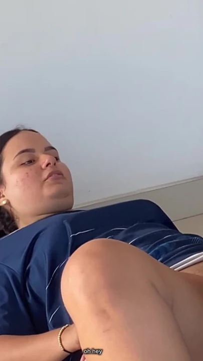 Güzel, büyük bir MILF, kocası yokken sıkı vajinasını ve kocaman bir penisiyle koçunu seviyor