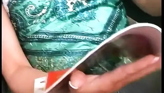Küçük göğüsler, kısa siyah saçlar ve doyumsuz bir seks arzusu