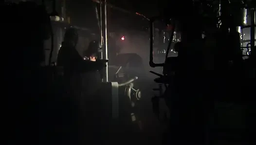 Ateşli genç sürtük büyük bir olgun yarağı alıyor!