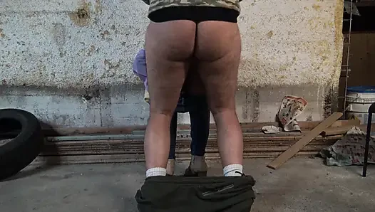 Aldatan düşkünü evli kadın bodrumunda askerle sapıkça seks yapıyor
