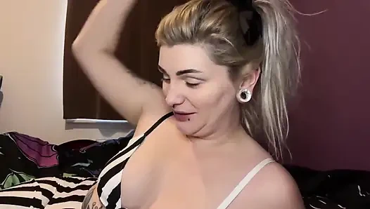 Josh en iyi arkadaşlarının üvey annesini sikiyor