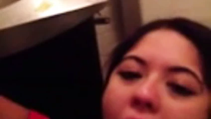 O yutar ve onunla oynamak ne kadar iyi bir küçük sürtük