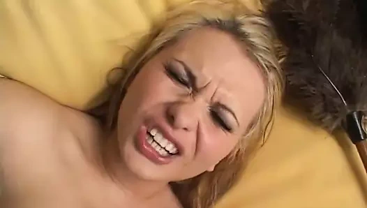 Azgın sarışın tatlı, ıslak delikleri büyük bir direk tarafından sert bir şekilde vurulduğunda seviyor