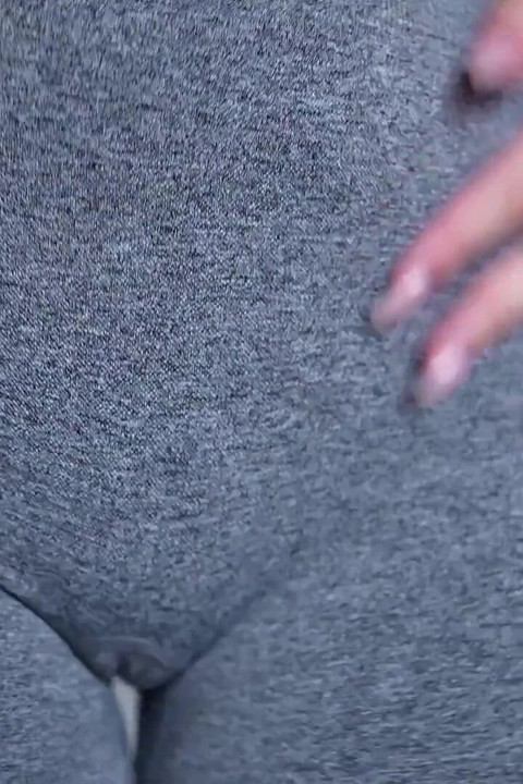 Sıkı yoga pantolon denemesi