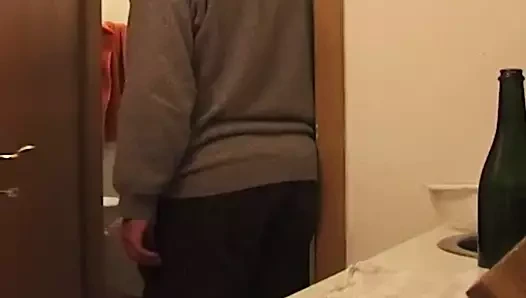 Bir kız yatakta mastürbasyon yaparken filme alınıyor