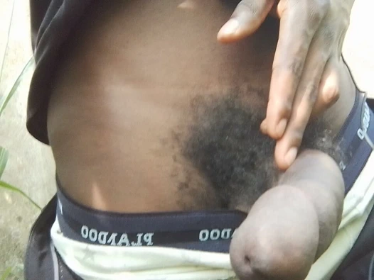 Büyük horoz mastürbasyon yapan adam