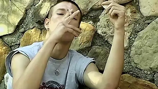 İnce amatör yuri cums süre Mastürbasyon ve sigara cigars