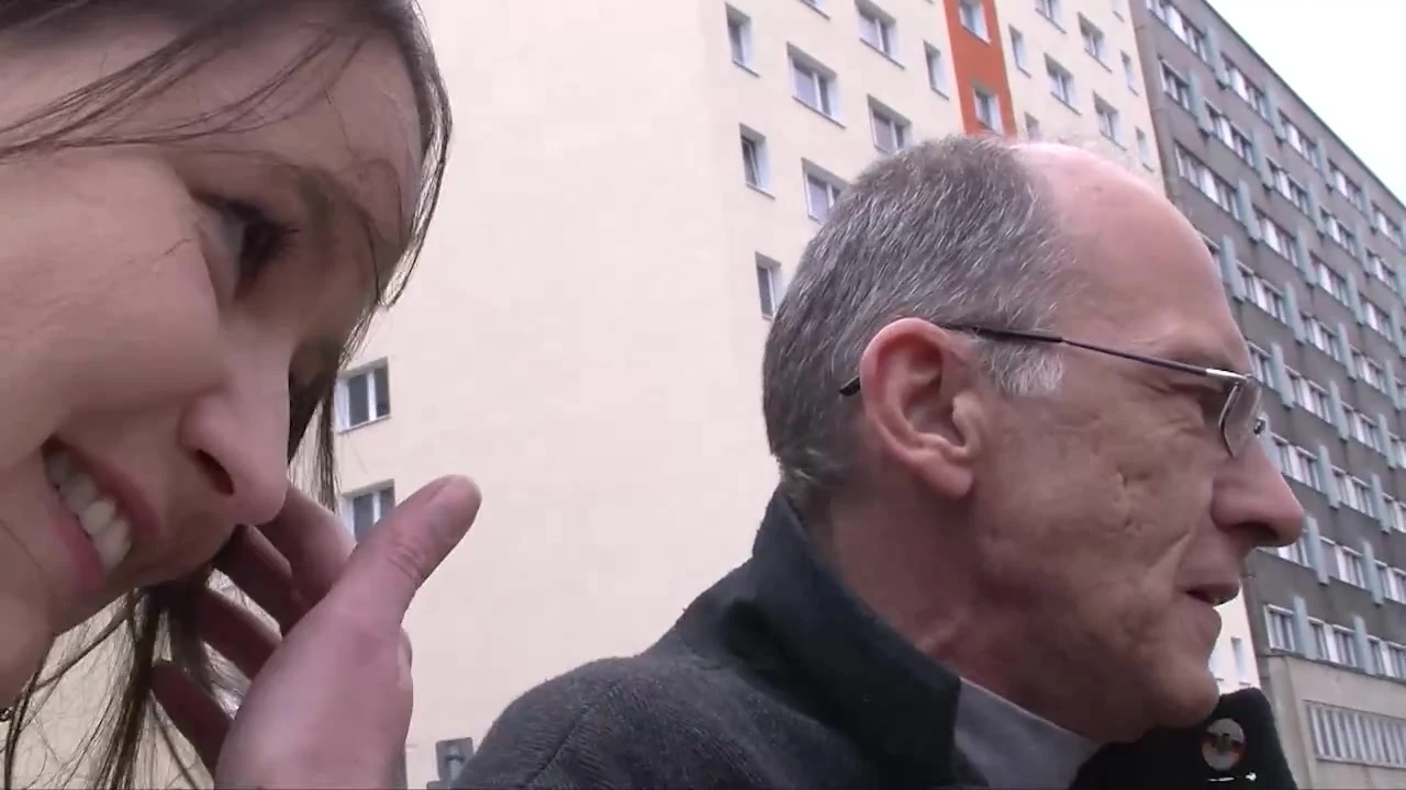 Trẻ busty brunette fucked cứng qua một ông già