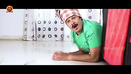 Mallika'nın seksi göğüs dekoltesi gösterisi